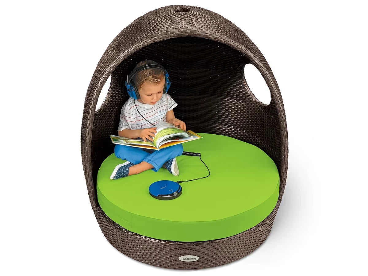 Outdoor Privacy Nook - US 7832